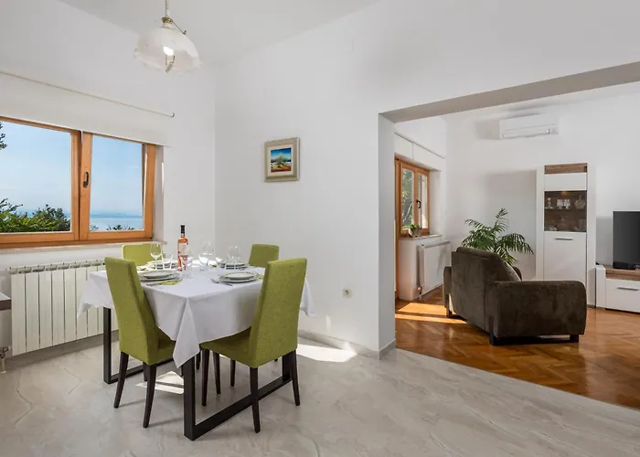 Blue N' & Sun Inbetween Apartment *